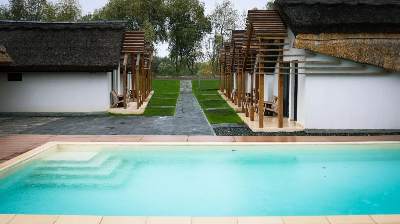 Danube Delta Bungalows, piscină și relaxare