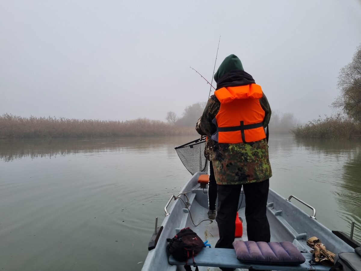Pescuit în Delta Dunării, în apropiere de Gorgova
