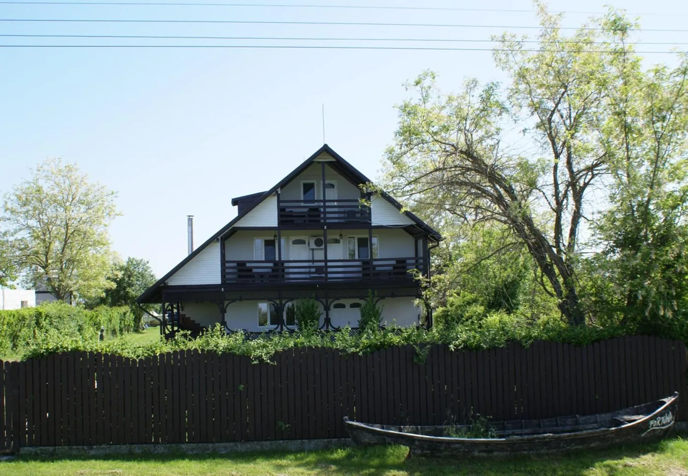 Fortuna, curte și clădire