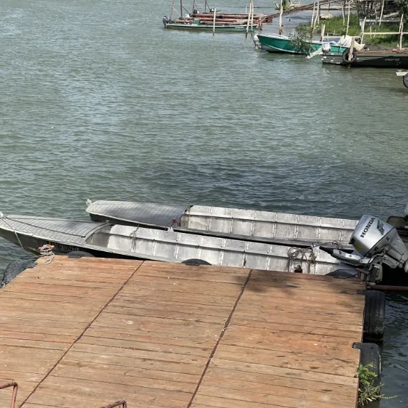 Pagaya, barcă pentru activități pe apă